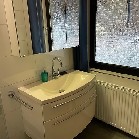 Nettes In Grosswuerden Mit Garten بيت للعطل