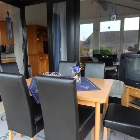 Nettes In Grosswuerden Mit Garten بيت للعطل